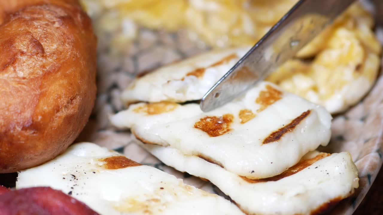 그릴 치즈 아침 식사 접시