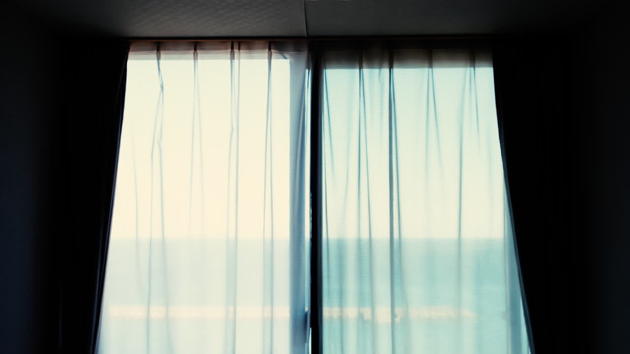 창문의 투명한 커튼을 통해 빛을 가게