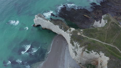 Wide-Establishing-Shot-of-Cliff-Shoreline-and-Rough-Ocean-Waves,-Etretat-Cliffs-in-France