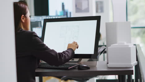 técnico que opera en el software cad para crear el plan