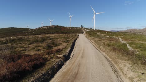 Luftaufnahme-Der-Straße-Mit-Windkraftanlagen-Zur-Erzeugung-Alternativer-Energie