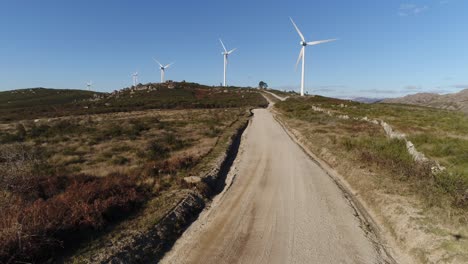 turbinas eólicas de carretera que producen energía alternativa vista aérea