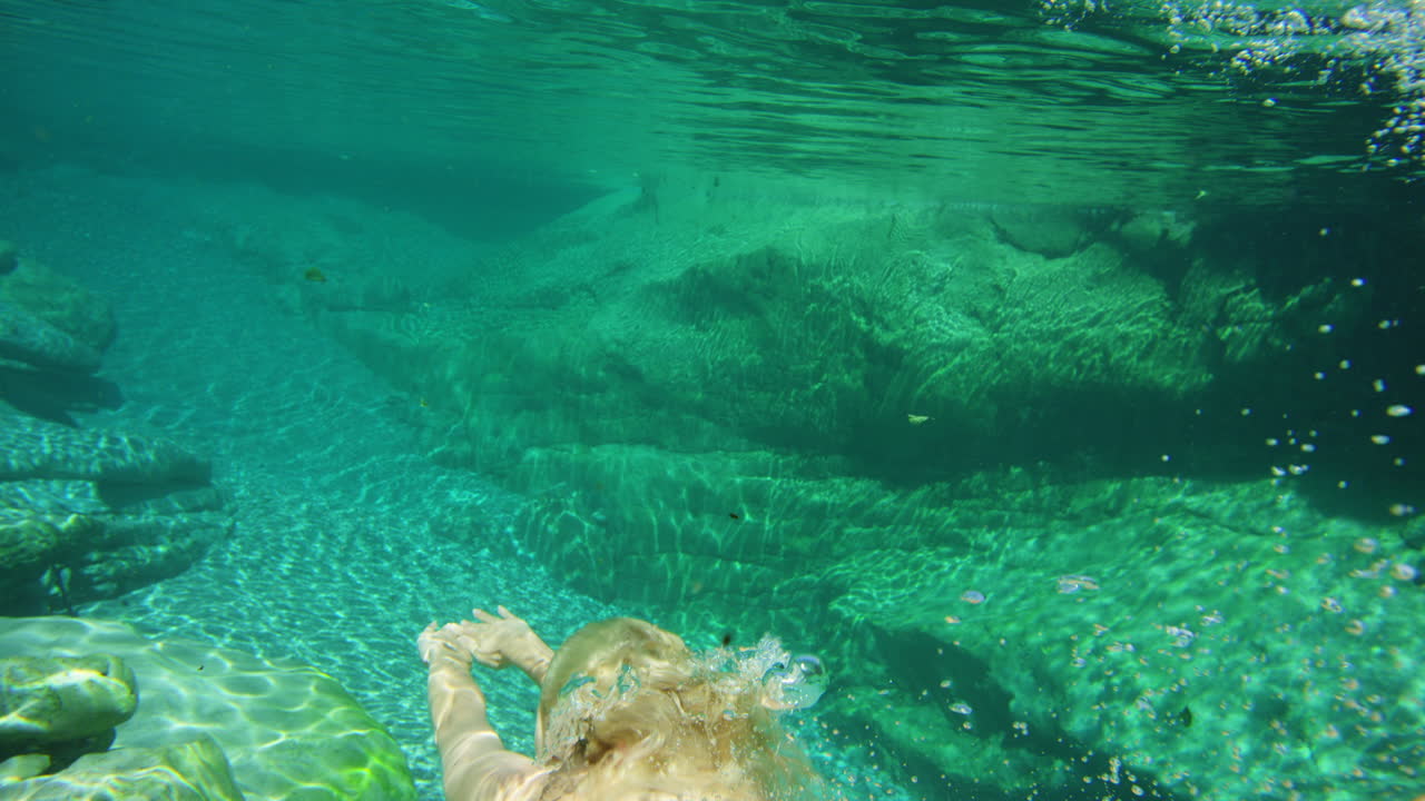 크리스탈 은 강에서 물 에서 헤엄치는 여자