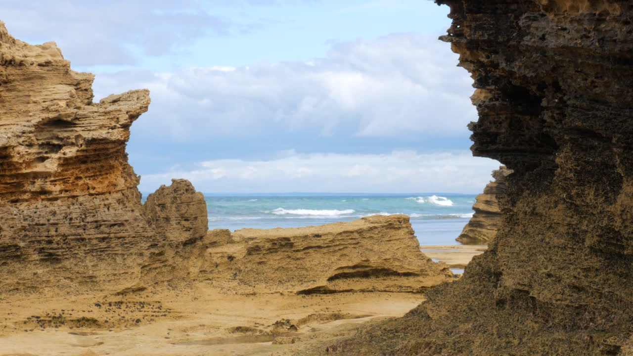 formaciones rocosas a la orilla del mar en una playa australiana