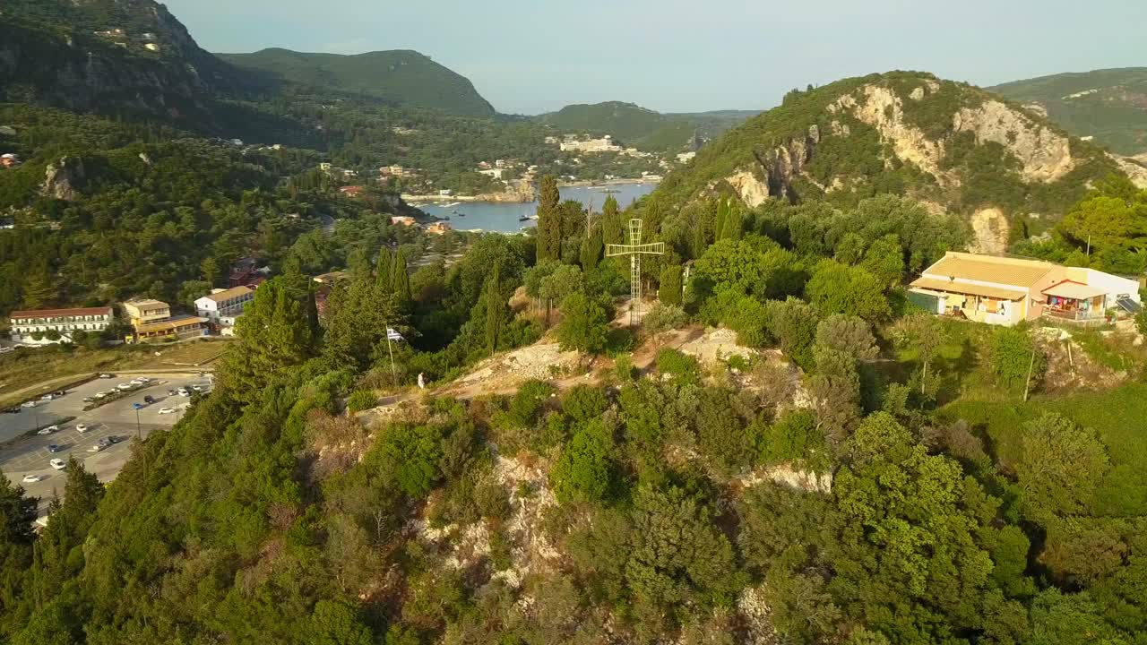 Mosteiro de Theotokos, miradouro magnífico, Paleokastritsa Corfu ORBITAL.