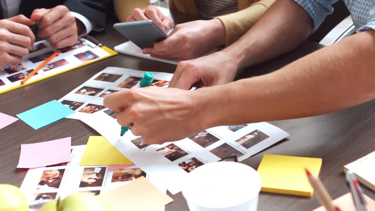 diseñadores gráficos discutiendo sobre gráficos