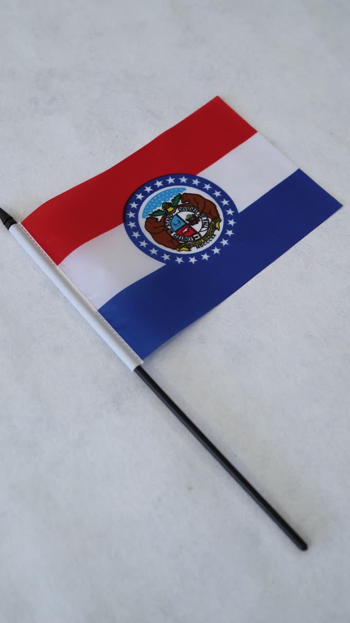 Bandeira do estado do Missouri em fundo branco. Foto vertical