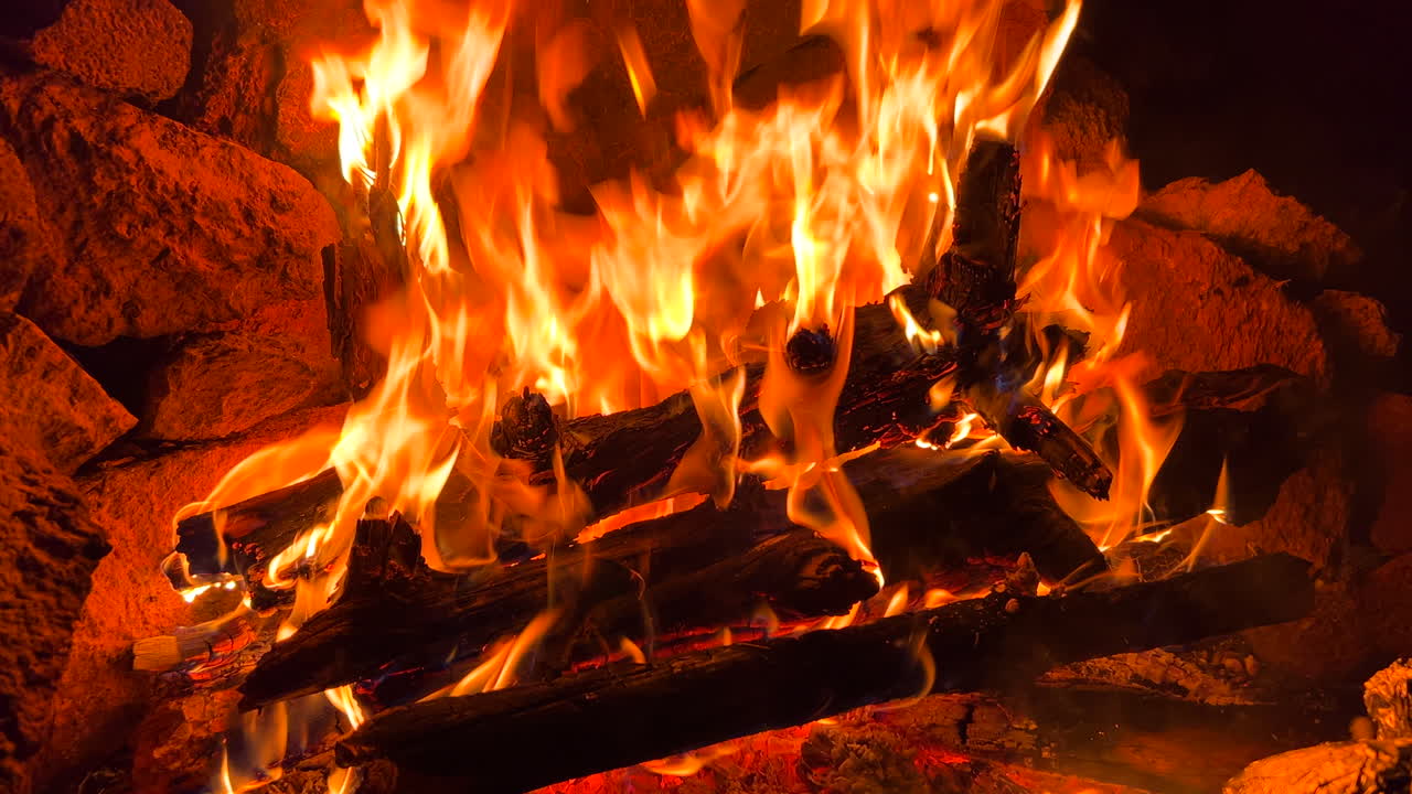 큰 캠프 불, 뜨거운 불꽃, 숲과 자연 캠핑 여행, 4k