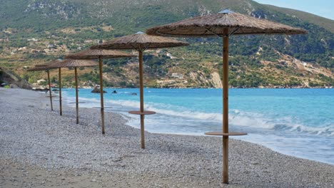 Wellen,-Die-Am-Kiesstrand-Von-Agia-Kyriaki-Beach-In-Kefalonia,-Griechenland,-Zusammenbrechen---Weitschuss