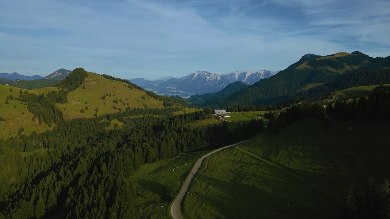 prados de hierba verde cinematográficos en los románticos e idílicos picos montañosos de los alpes bávaros austriacos sudelfeld wendelstein con vistas panorámicas a la carretera
