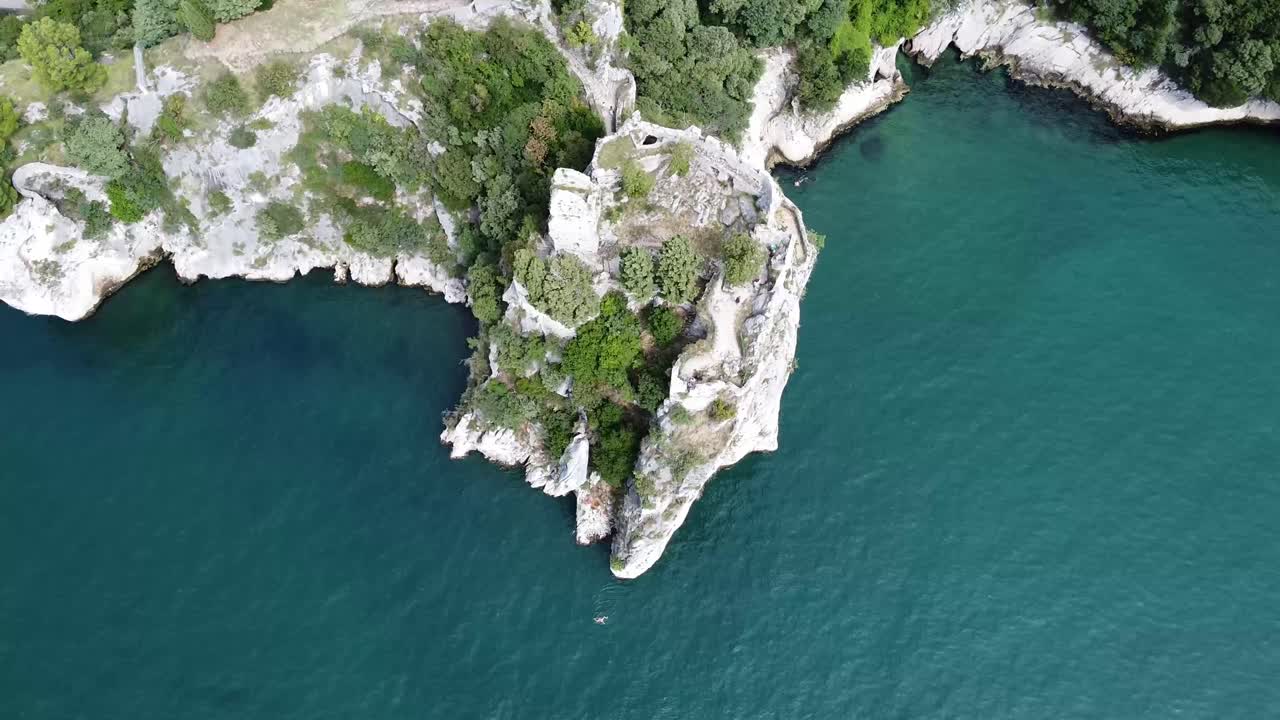 트리에스테 시 근처 두이노 성의 옛 요새 폐허의 공중 드론 전망