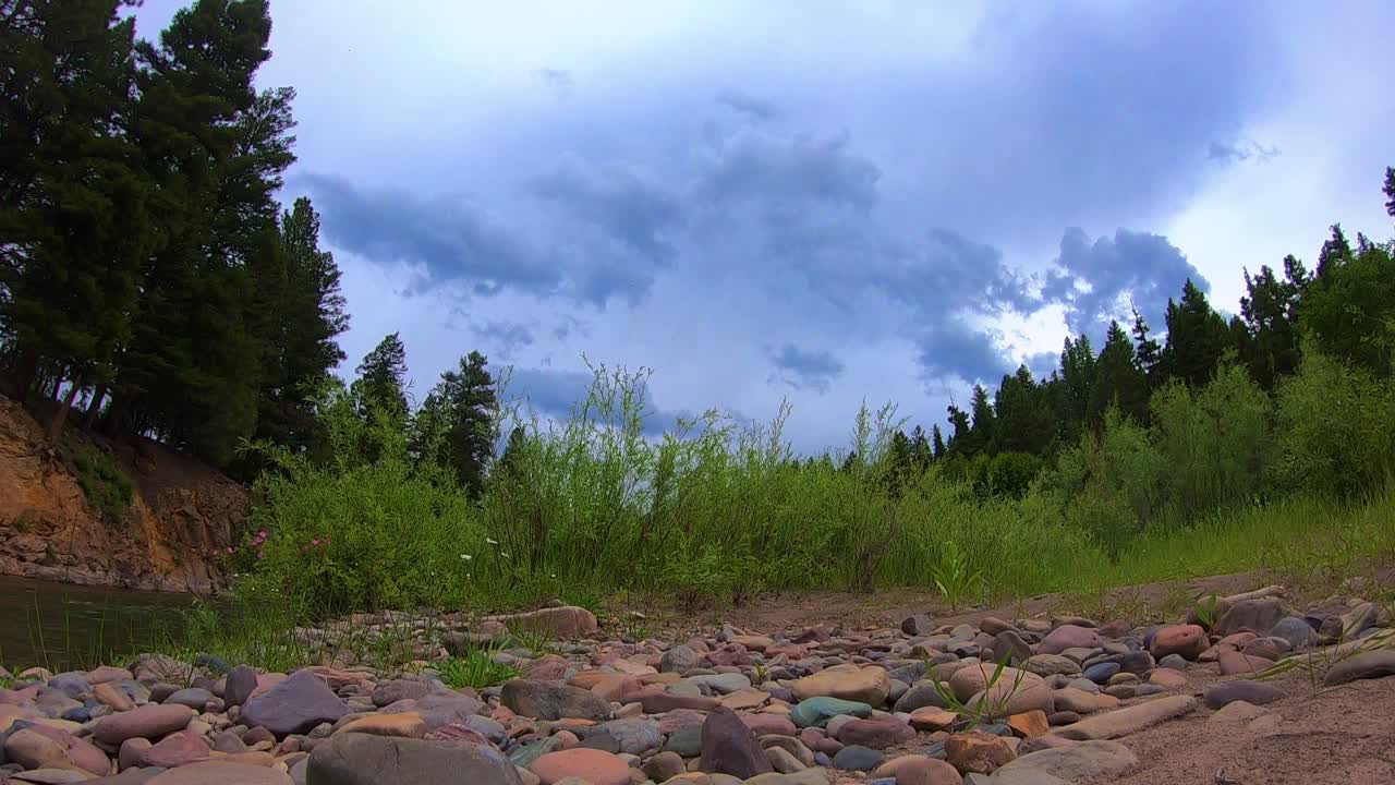 lapso de tiempo de nubes de trueno rodando sobre un río