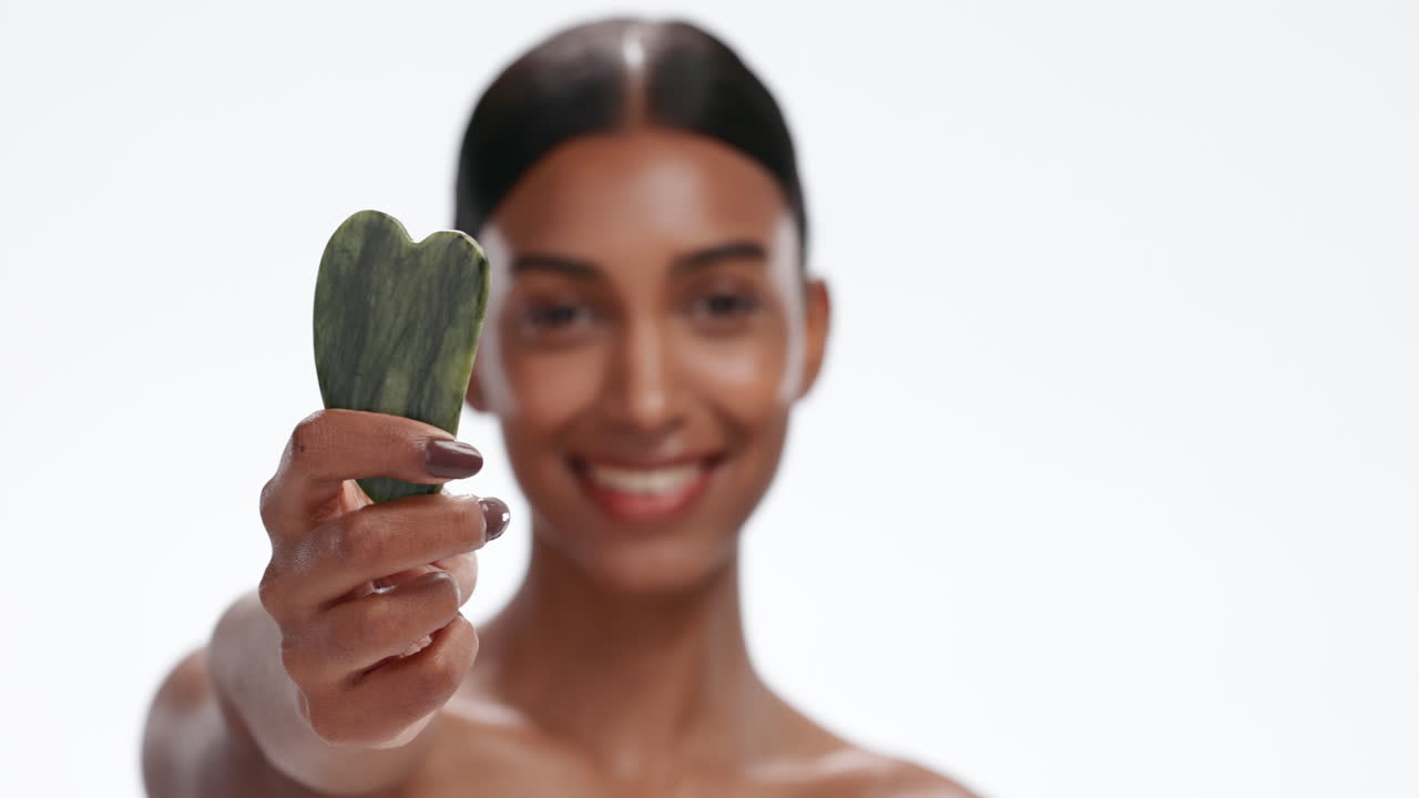 gua sha, belleza natural y mujer