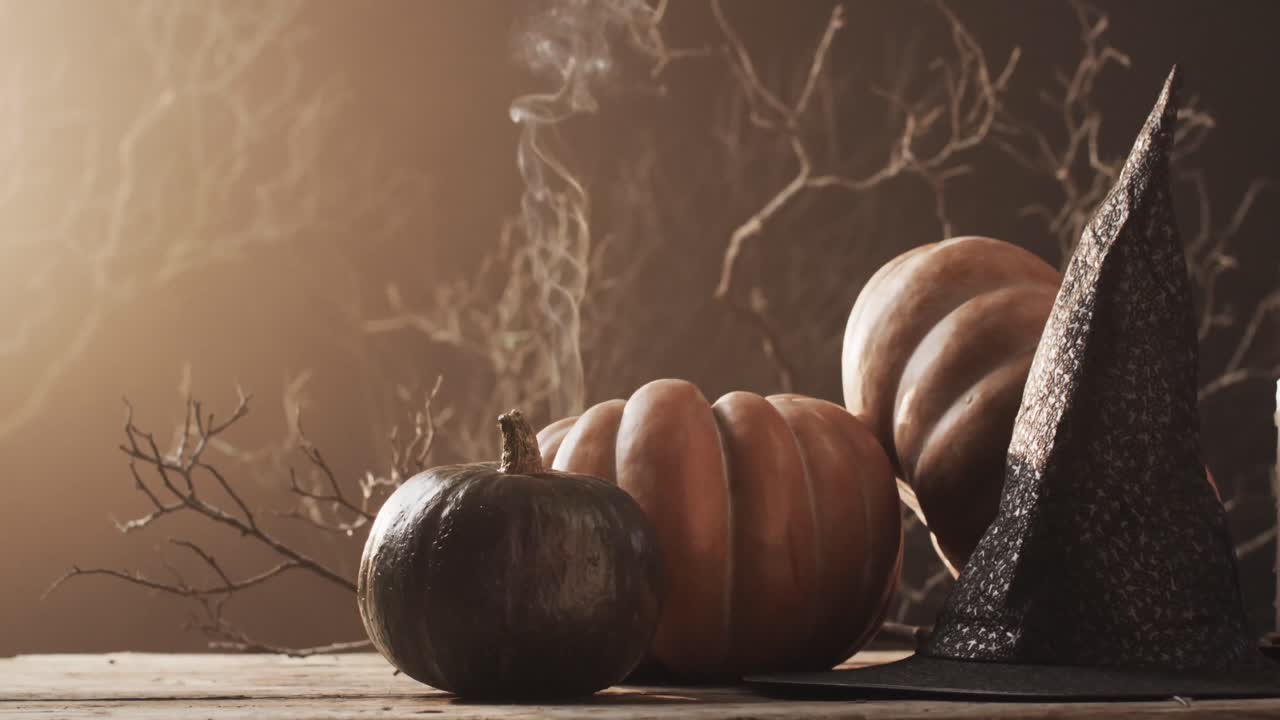 video de calabazas de halloween, sombrero y espacio de copia en fondo marrón