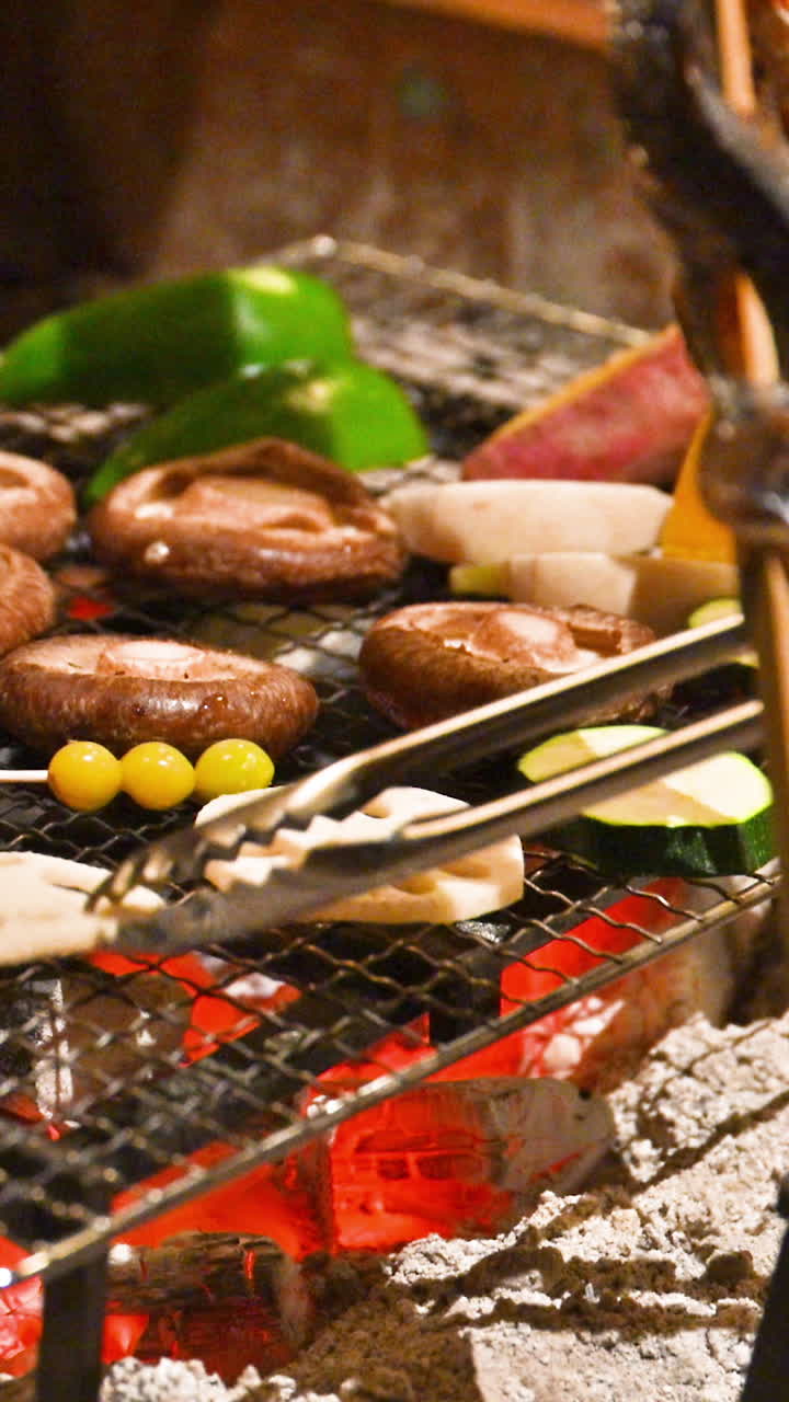 伝統的な日本の七輪で焼く新鮮な野菜と魚