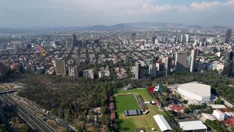 Drohnenaufnahme-Des-Barrio-De-Polanco-Und-Des-Bosque-De-Chapultepec-An-Einem-Verschmutzten-Tag-In-Mexiko-Stadt