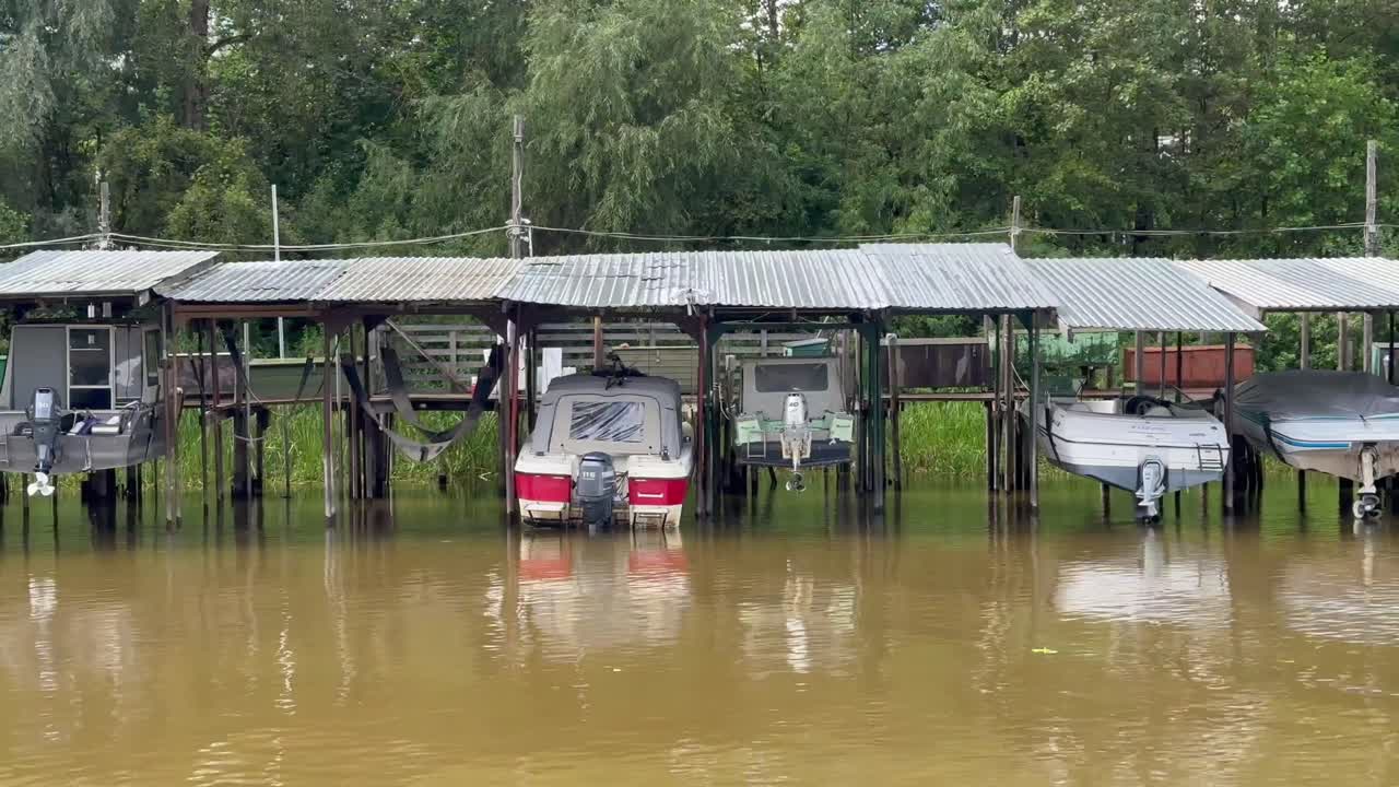 에스토니아의 타르투에 있는 emajõgi 강에 독창적인 디자인의 보트를 주차하는 장소입니다.