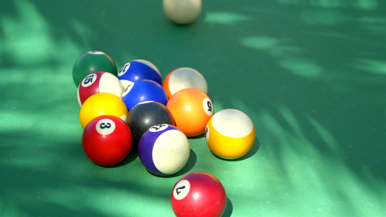 video de golpear bolas de billar en la mesa en 4k