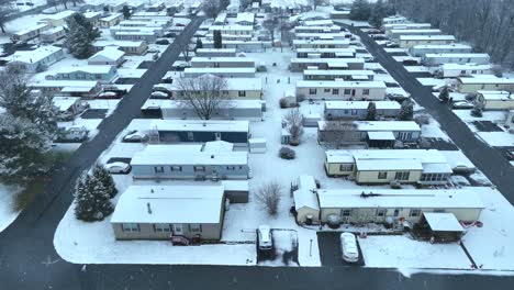 Vista-Aérea-De-Un-Parque-De-Casas-Móviles-Nevado-Con-Ordenadas-Hileras-De-Casas-Y-Calles