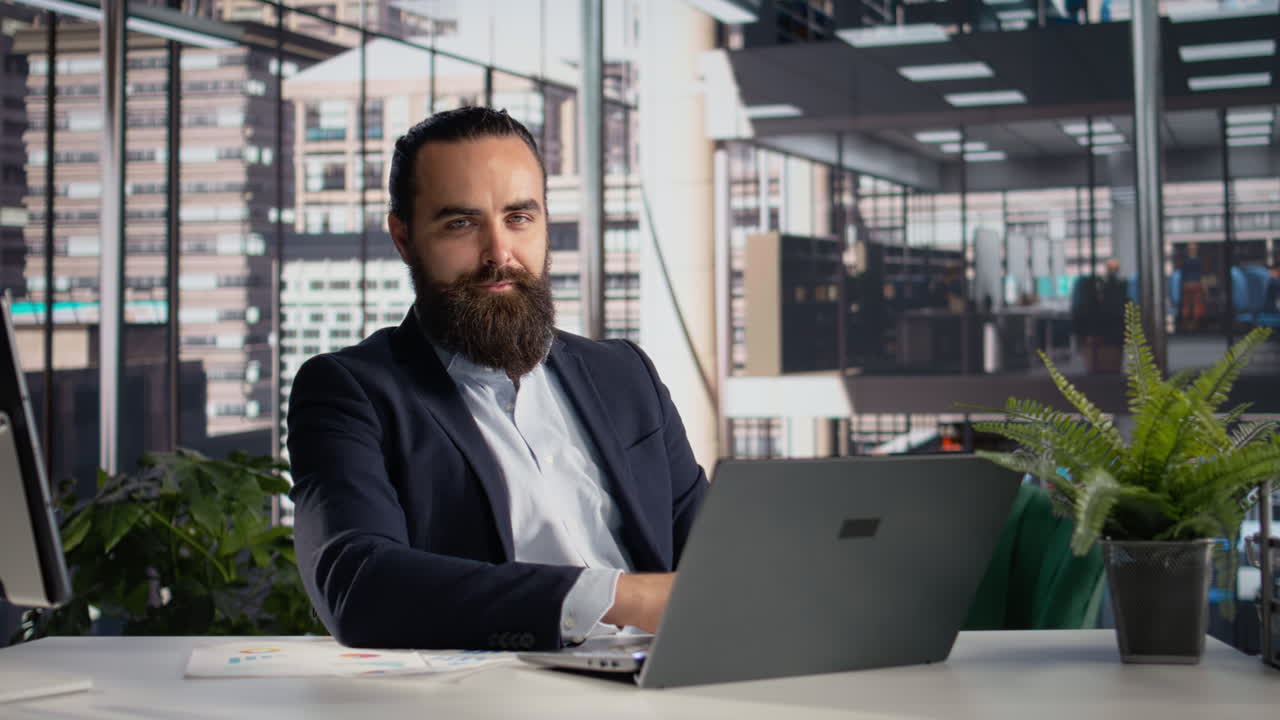 Ritratto di un amministratore delegato in un ufficio professionale che sorride