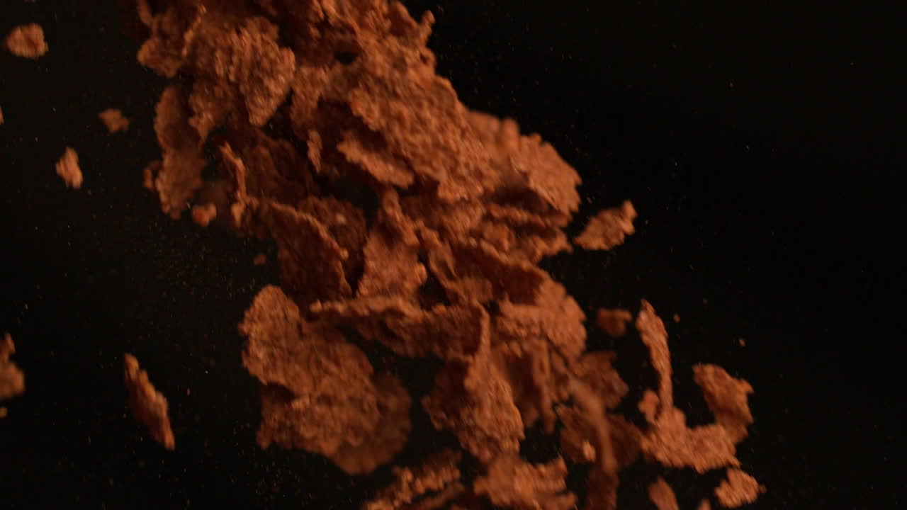 검은 바탕에 떨어지는 곡물 어리