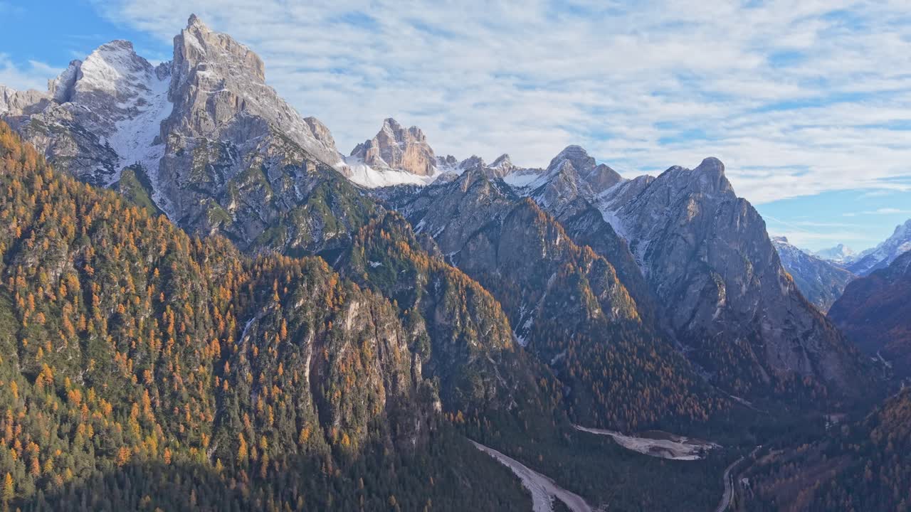 Efterårsstemning ved Dobbiacosøen i Dolomitterne, luftfoto, Sydtyrol