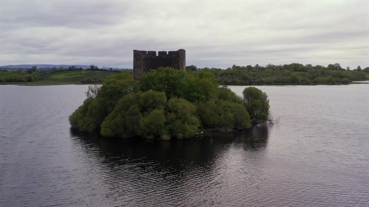 Mirador panorámico del Castillo de Cloughoughter con metraje de dron pulido y suave
