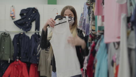 mujer comprando ropa en una tienda de ropa
