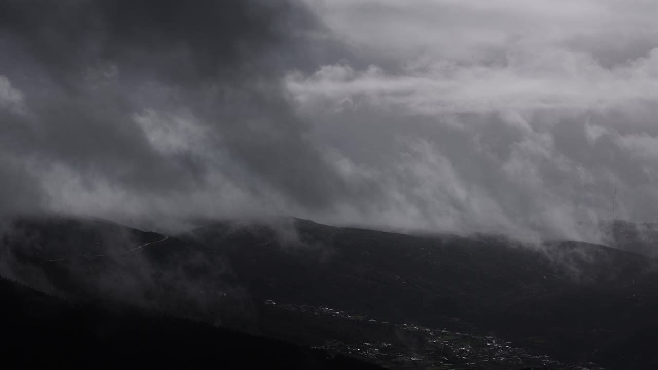 Timelapse di nuvole che si muovono sulle montagne in una giornata invernale.