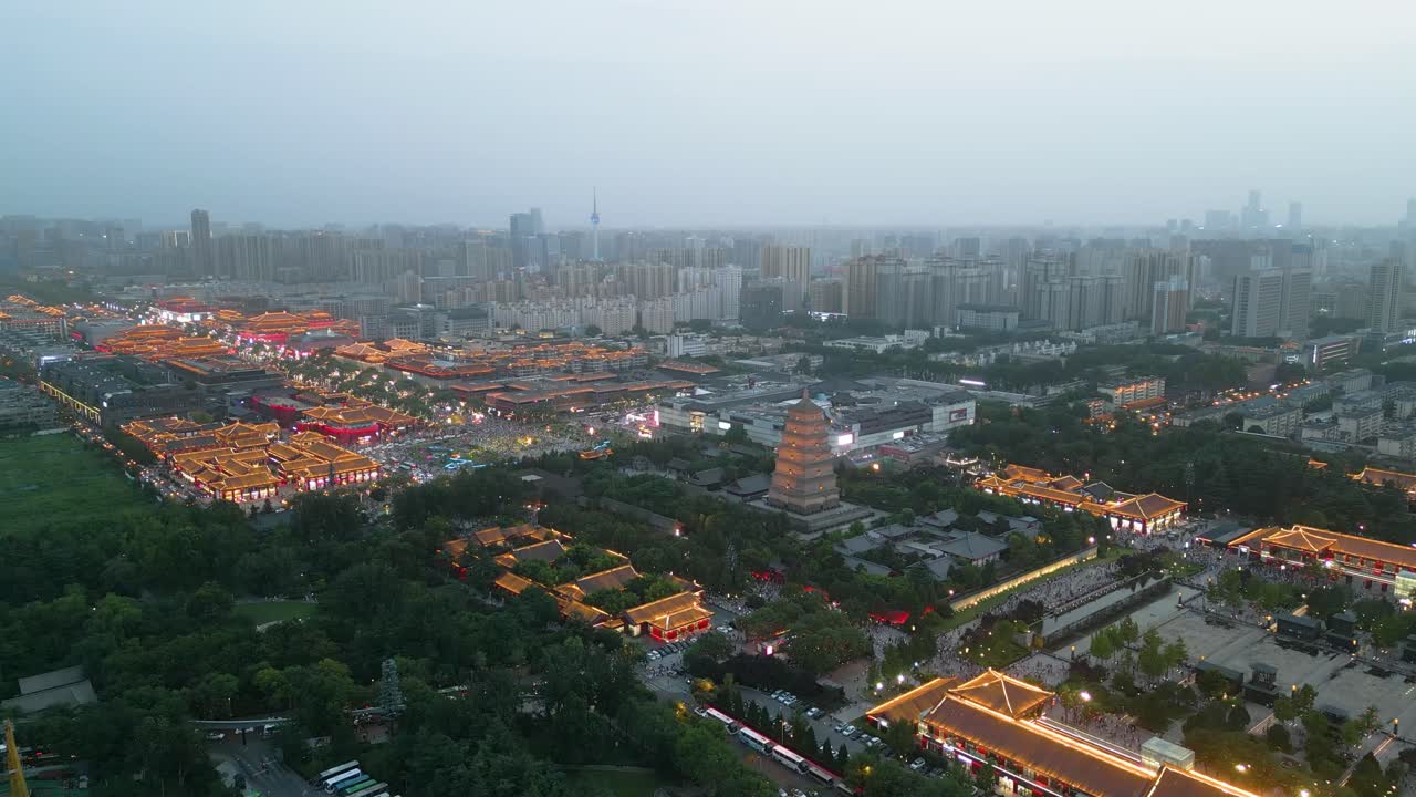 distanciamiento y ascenso aéreo sobre venir siempre brillante