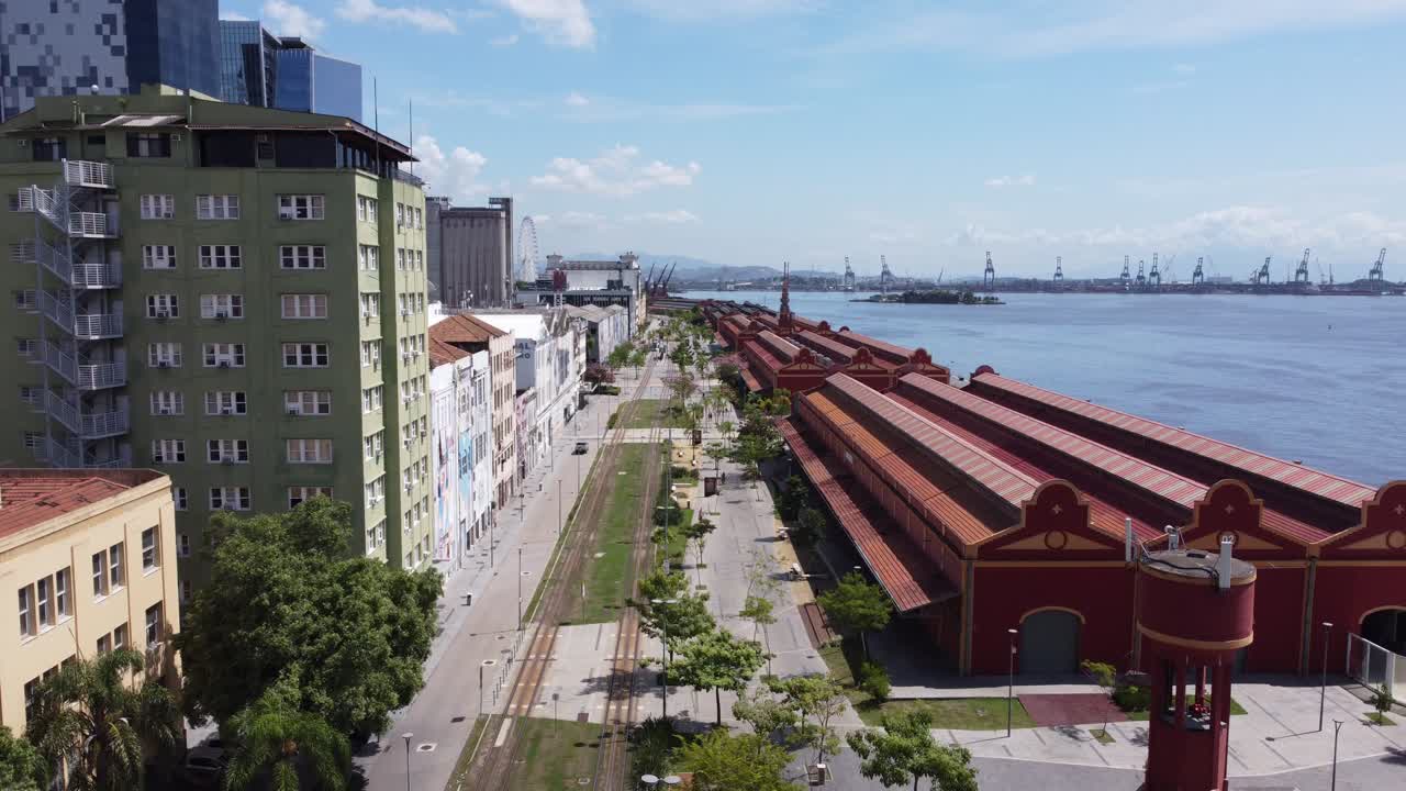 el centro de la ciudad de rio de janeiro. paisaje aéreo del punto de referencia del centro de la cidade. punto de atracción turística de rio star. famoso puente de rio niteroi en el fondo. rio de janeiro, brasil. ciudad maravillosa.