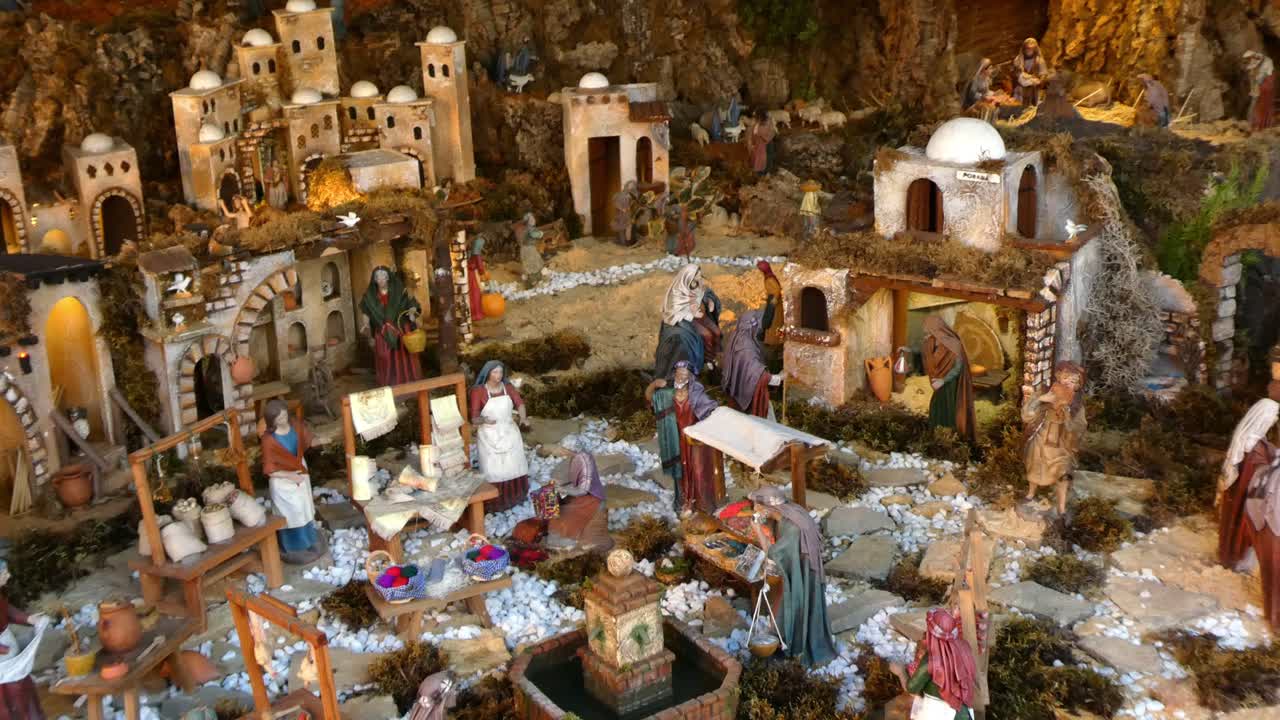 representação com figuras da cidade de belen com o nascimento do menino jesus