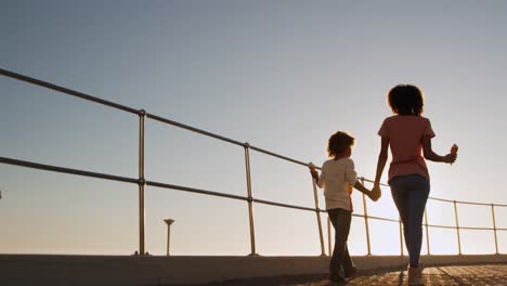 Madre-E-Hijo-Caminando-Al-Atardecer