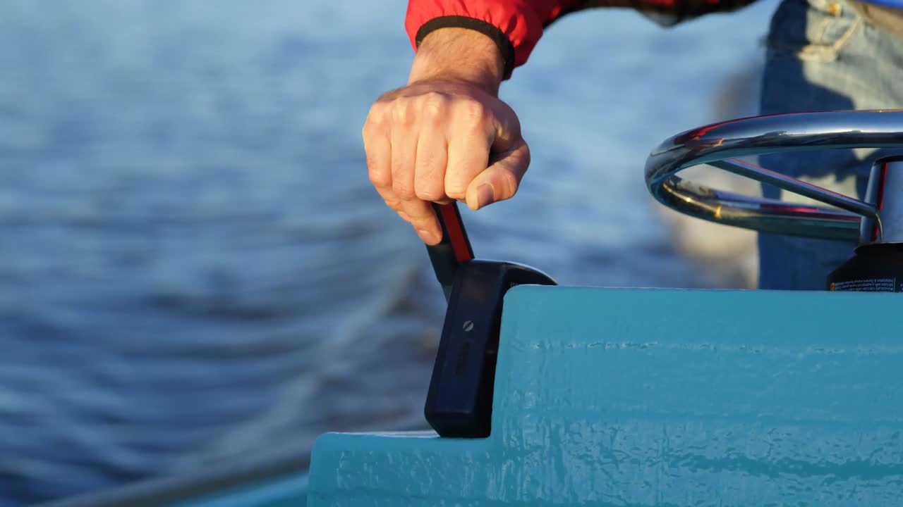 강 4k 에서 모터 보트 를 타고 있는 사람