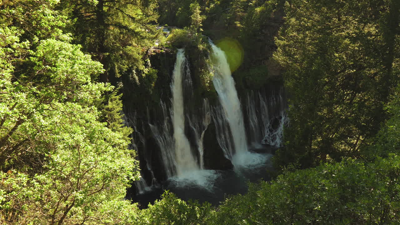 Cascata nascosta in una splendida foresta pluviale tropicale nel Parco Statale McArthur-Burney Falls