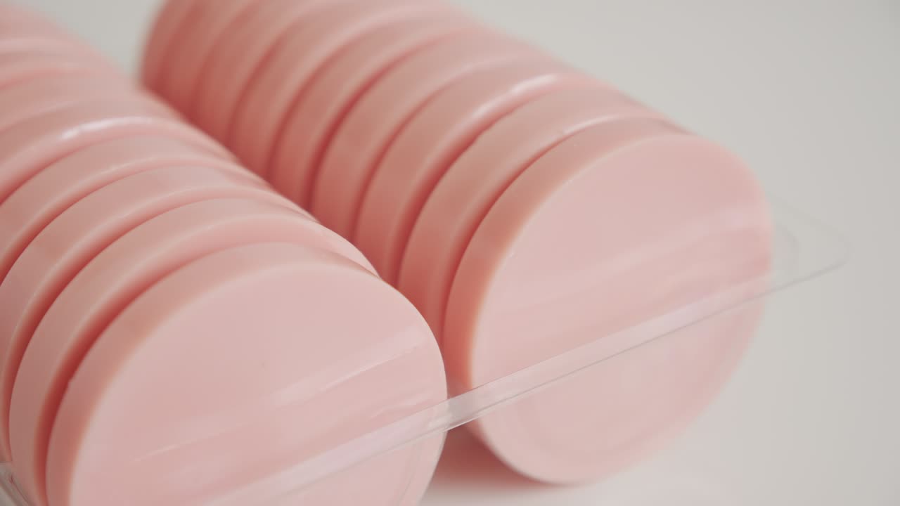 tomando una pieza de cera dura redonda de la caja video 4k