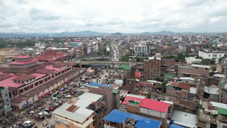toma aérea de drones del puente de la ciudad de imphal en india lleno de automóviles, personas y bicicletas