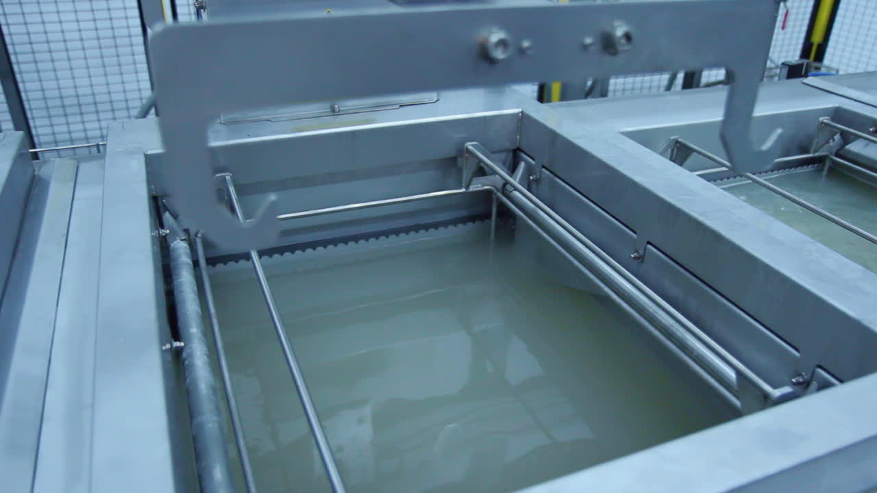 tanques de producción con líquido en la fábrica. contenedor metálico con solución química