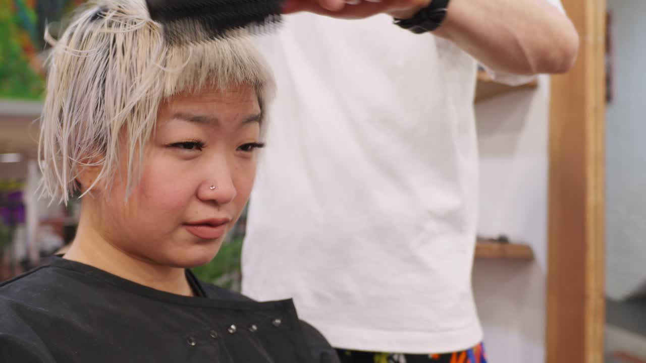 여자 가 미용실 에서 헤어 스타일링 을 하고 있다