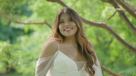 Hermosa-Novia-Latina-En-El-Día-De-La-Boda-De-Verano-Al-Aire-Libre-Con-Una-Gran-Sonrisa-Y-Con-Un-Bonito-Vestido-Blanco