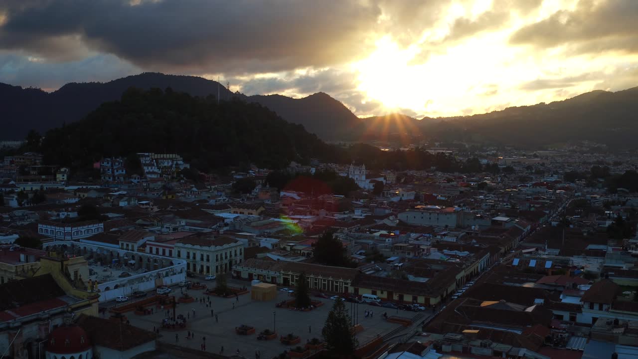 toma aerea del atardecer en san cristobal de las casas, chiapas