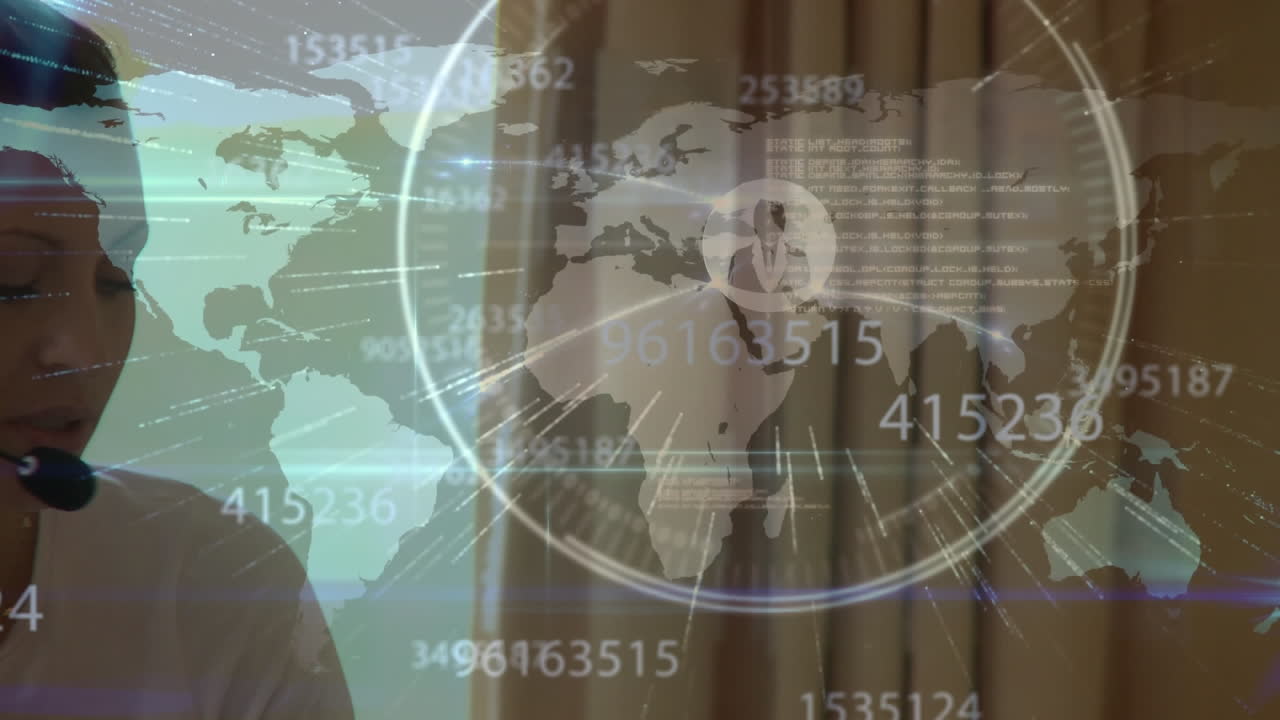 animación del procesamiento de datos sobre una mujer de negocios con auriculares en la oficina