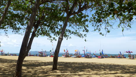 der strand von pattaya ist von lokalen verkäufern gefüllt, die vom späten nachmittag bis mitternacht straßenfutter an lokale und ausländische touristen verkaufen.