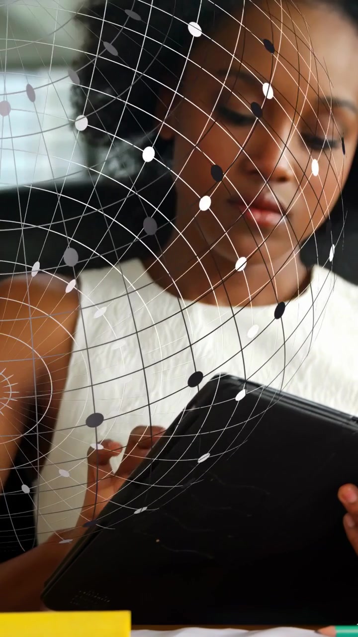 Vídeo vertical: Mulher tocando em tablet, causando uma sobreposição de grade tecnológica que cresce e depois desaparece durante o trabalho