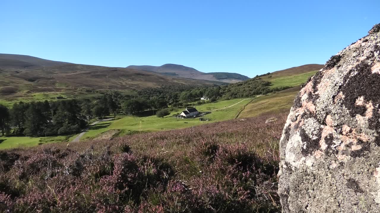 늦은 여름의 은 날에 킬도난의 위쪽 전망 - 느린 판 왼쪽