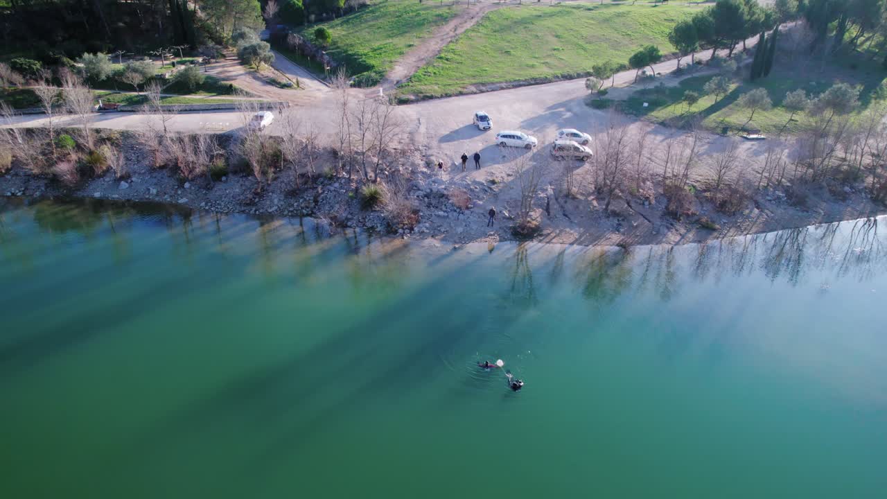 한겨울 프랑스 남부의 한 호수에서 탁한 물에서 수영하는 두 명의 다이버의 공중 풍경