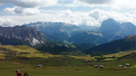 penhasco de tirar o fôlego com montanhas ao fundo e muitas nuvens no céu