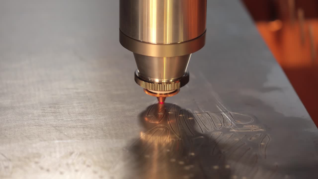 corte láser cnc de metal, tecnología industrial moderna.