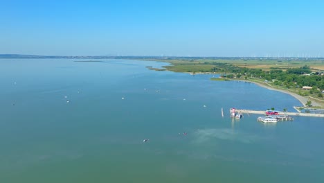 Vista-Aérea-Panorámica-Del-Faro-De-Podersdorf-En-Neusiedl-Am-See,-Austria