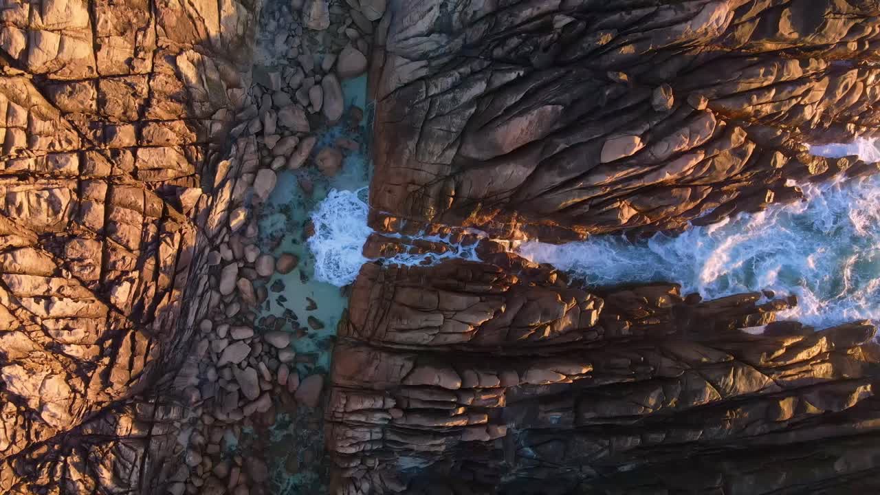 vista aérea del spa natural indjidup, un spa oceánico creado por las olas en el oeste de australia